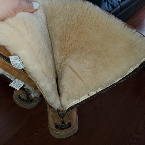 UGG - Picture 3 of 4
